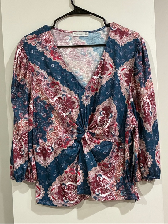 89th & Madison Tops - NWT Paisley Print V-Neck Top Side Zip